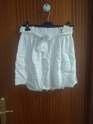Pantalón corto blanco con cinturón