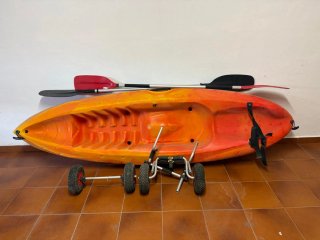 Canoa naranja con pala y carrito