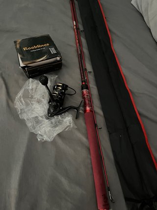 Caña y carrete de pesca spinning ligero