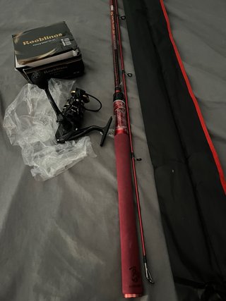 Caña y carrete de pesca spinning ligero