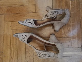 Sandalias camel tacón bajo circulares