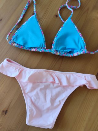 Bikini floral multicolor y braguita rosa