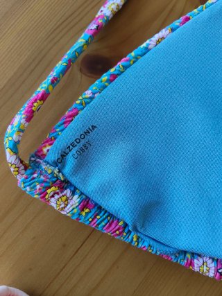 Bikini floral multicolor y braguita rosa