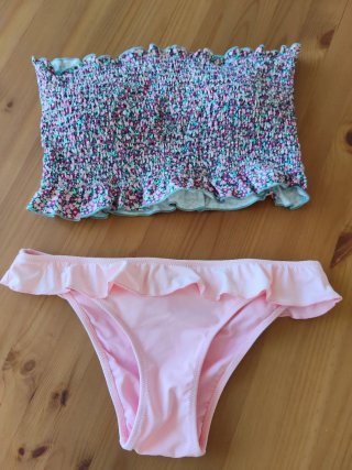 Bikini floral multicolor y braguita rosa