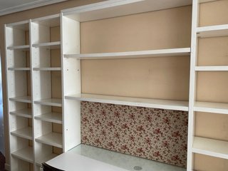 Estantería blanca con mesa madera maciza.