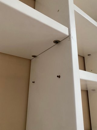 Estantería blanca con mesa madera maciza.