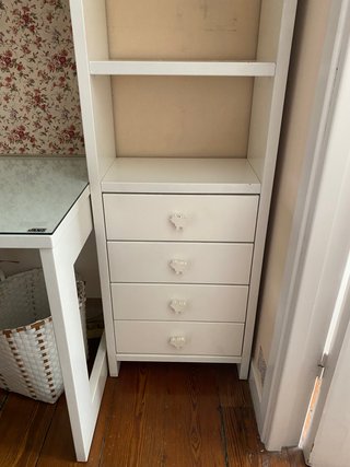 Estantería blanca con mesa madera maciza.
