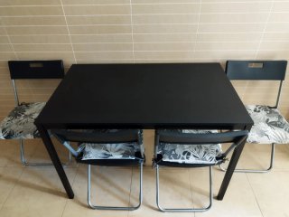 Mesa de cocina negra con 4 sillas