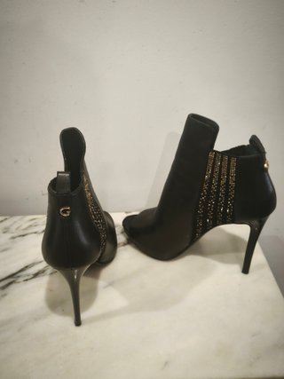 Botines Guess Talla 38 Negro y Dorado