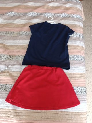 Conjunto niña camiseta y falda. 16. Talla pequeña.