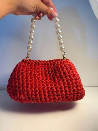 clutch color corallo con manico perle fatta a mano