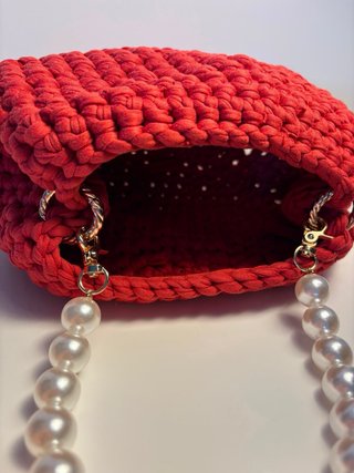 clutch color corallo con manico perle fatta a mano