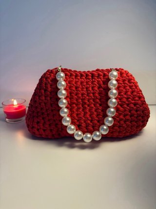 clutch color corallo con manico perle fatta a mano