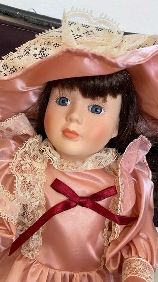 Bambole in porcellana con capelli ricci