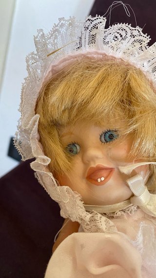 Bambole in porcellana con capelli ricci