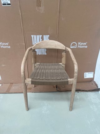Sedia Nina Kave Home in legno e rattan