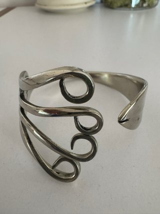 Brazalete tenedor antiguo hecho a mano