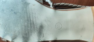 Sandalias doradas y plateadas