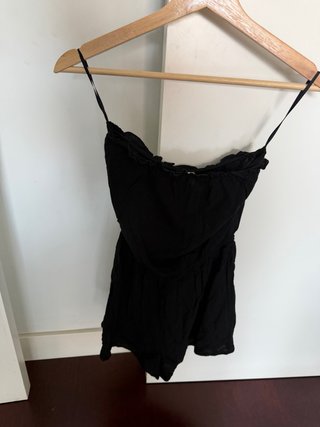 Mono de playa negro