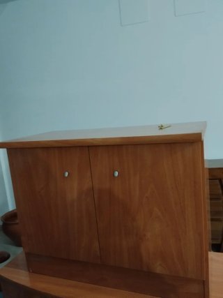 Mueble de salón madera con puertas de cristal