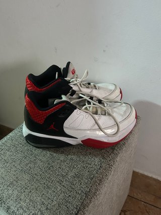 Zapatillas Jordan Negras, Rojas y Blancas