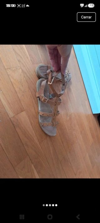 Sandalias estilo griego marrón y dorado