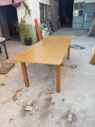 Mesa de madera marrón