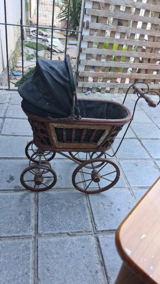 Carro de bebé antiguo de mimbre