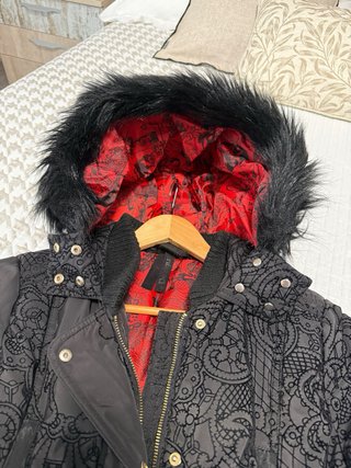 Anorak Desigual Negro con Forro Rojo