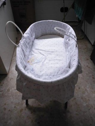 Capazo de mimbre con pie de madera