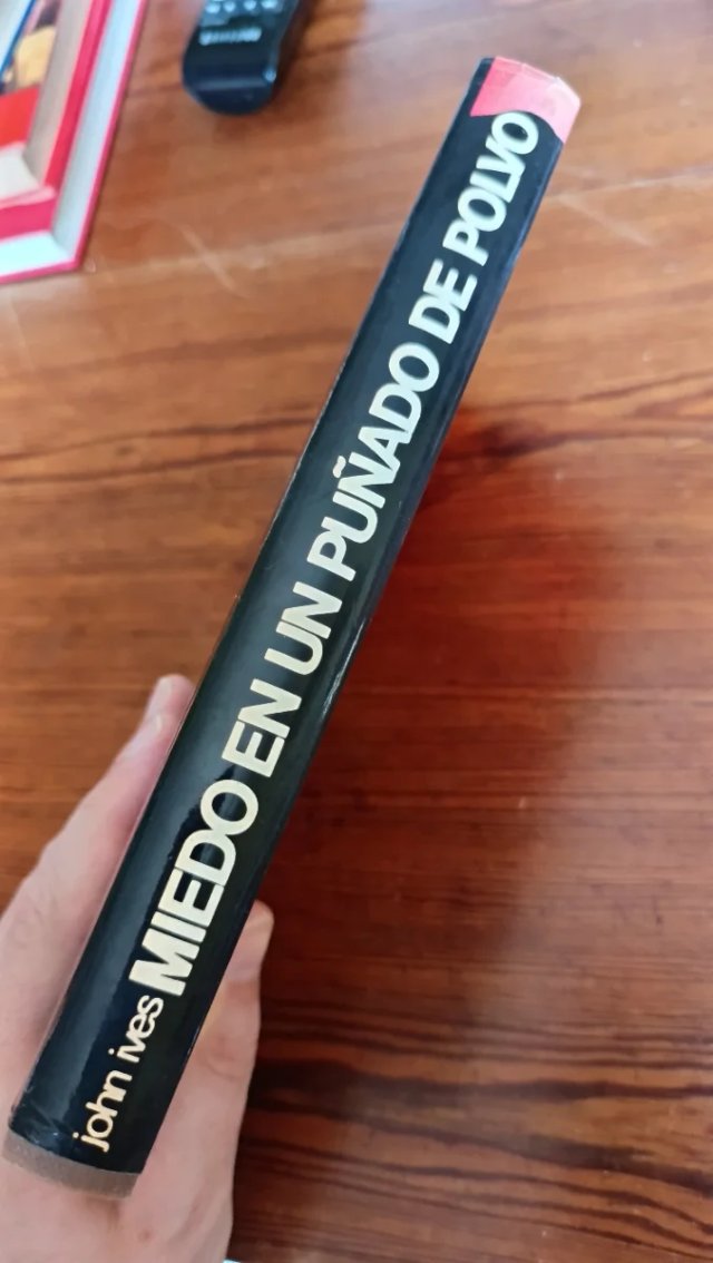 Miedo en un puñado de polvo