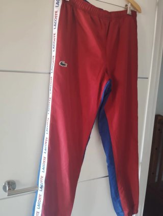 Pantalón deportivo Lacoste rojo y azul