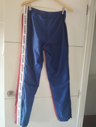 Pantalón deportivo Lacoste rojo y azul