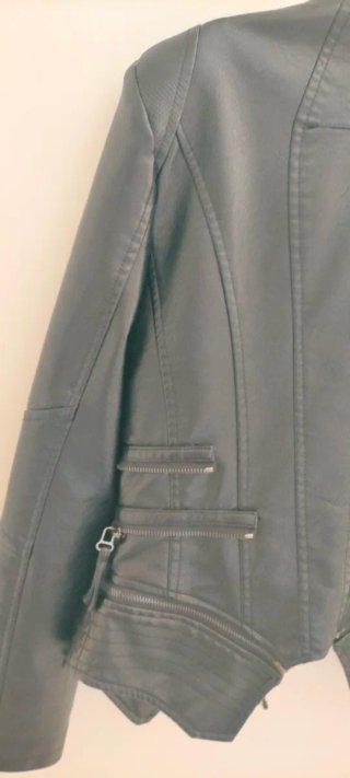 Cazadora polipiel negra efecto piel