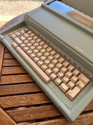 Máquina de escribir Olivetti DE LUXE II