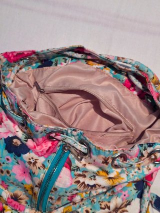 ¡OFERTA! Mochila Floreada con Cordón
