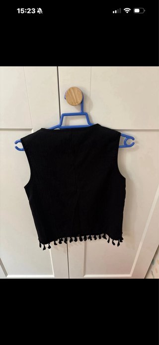 Camiseta sin mangas con flecos y bordado