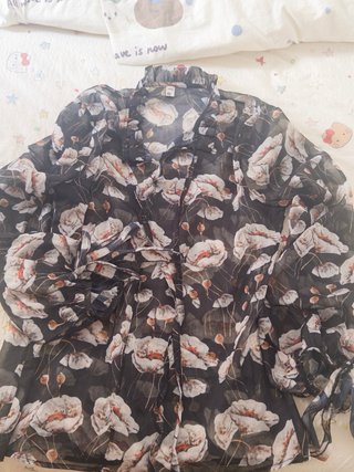 Blusa floral transparente negra