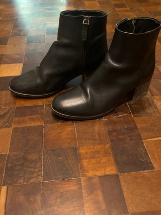 Botines de cuero negro