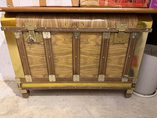 Baúl antiguo madera y metal