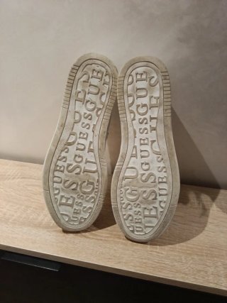 Zapatillas Guess Blancas y Plateadas