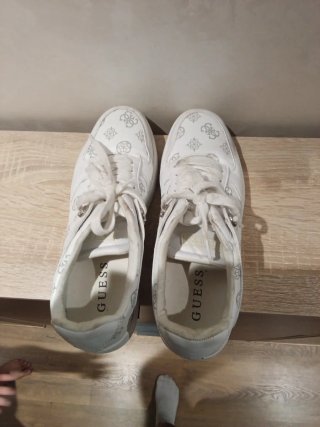 Zapatillas Guess Blancas y Plateadas