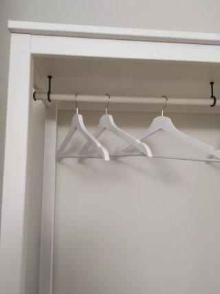Armario abierto Ikea Hemnes madera y ratán