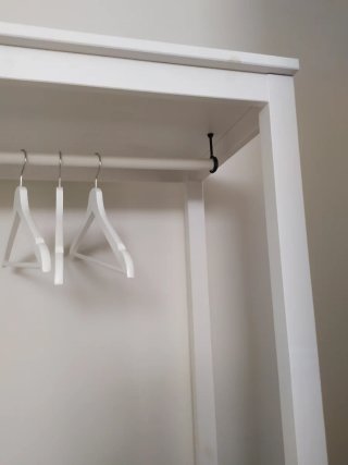 Armario abierto Ikea Hemnes madera y ratán