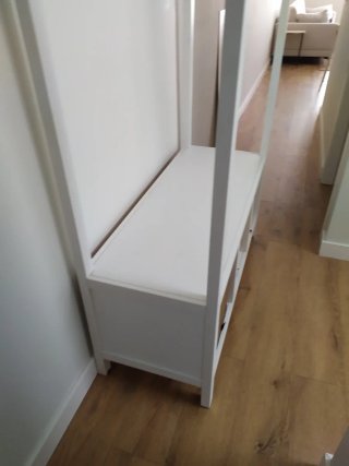 Armario abierto Ikea Hemnes madera y ratán