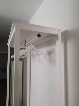 Armario abierto Ikea Hemnes madera y ratán