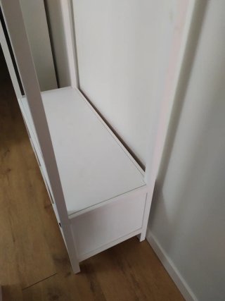 Armario abierto Ikea Hemnes madera y ratán