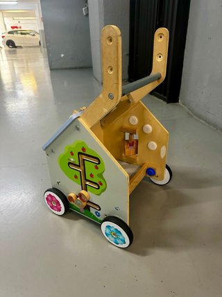 Andador con actividades de madera