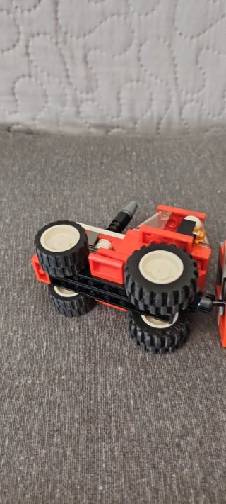 Lego trattore rosso con rimorchio