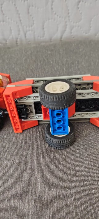 Lego trattore rosso con rimorchio